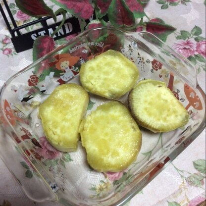 夫の趣味の畑から届いたさつま芋で作りました♪少し早かったのか？まだ小さくて、、、笑一手間でとっても美味しくなりました♡レシピ有難うございました٩(๑❛ᴗ❛๑)۶